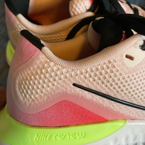 Nike renew run in pink foam colorway womens size 7 - Picture 3 of 7